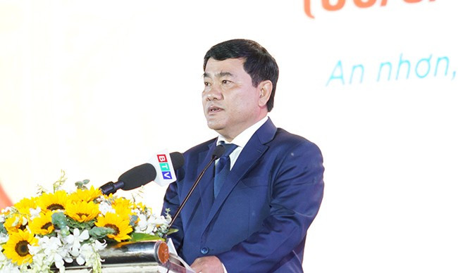 Đồng chí Lê Thanh Tùng, Chủ tịch UBND TX An Nhơn đọc diễn văn tại lễ kỷ niệm. Ảnh: N.H