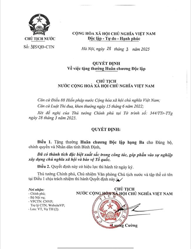 Quyết định số 385/QĐ-CTN về việc tặng thưởng Huân chương Độc lập hạng Ba cho Đảng bộ, chính quyền và nhân dân tỉnh Bình Định. Ảnh: Sở Nội vụ Quyết định số 385/QĐ-CTN về việc tặng thưởng Huân chương Độc lập hạng Ba cho Đảng bộ, chính quyền và nhân dân tỉnh Bình Định. Ảnh: Sở Nội vụ