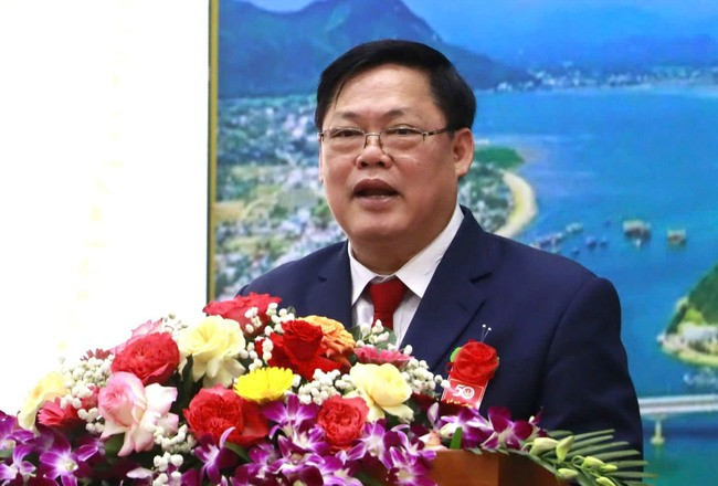 Chủ tịch UBND huyện Phù Mỹ Lê Văn Lịch đọc diễn văn tại lễ kỷ niệm. Ảnh: M.H Chủ tịch UBND huyện Phù Mỹ Lê Văn Lịch đọc diễn văn tại lễ kỷ niệm. Ảnh: M.H