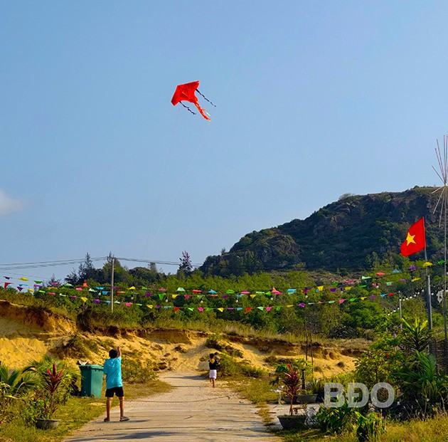 Trẻ em thôn Vĩnh Lợi 3 vui chơi thả diều. Trẻ em thôn Vĩnh Lợi 3 vui chơi thả diều.