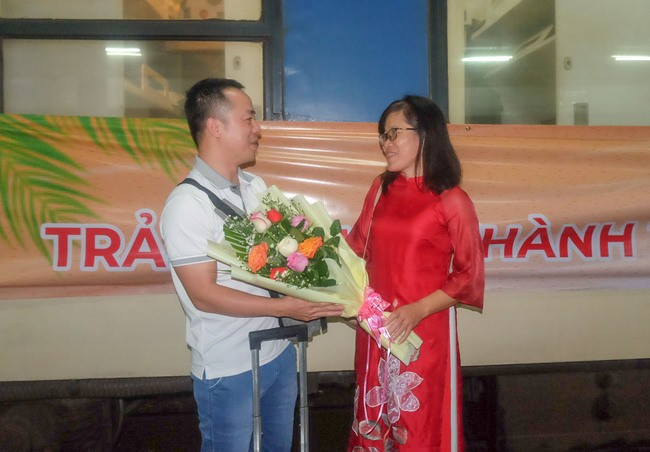 Lãnh đạo Sở Văn hóa - Thể thao và Du lịch chào đón, tặng hoa cho du khách đi trên 3 toa tàu hỏa charter chạy tuyến Hà Nội đến Diêu Trì. Ảnh: ĐOAN NGỌC Lãnh đạo Sở Văn hóa - Thể thao và Du lịch chào đón, tặng hoa cho du khách đi trên 3 toa tàu hỏa charter chạy tuyến Hà Nội đến Diêu Trì. Ảnh: ĐOAN NGỌC