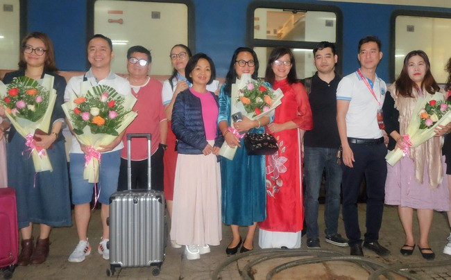 Chuyến tàu hỏa SE7 có 3 toa charter đưa 160 du khách đi từ TP Hà Nội, TP Đà Nẵng đến Bình Định. Ảnh: ĐOAN NGỌC Chuyến tàu hỏa SE7 có 3 toa charter đưa 160 du khách đi từ TP Hà Nội, TP Đà Nẵng đến Bình Định. Ảnh: ĐOAN NGỌC