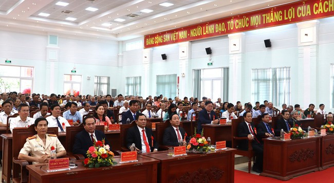 Các đồng chí lãnh đạo tỉnh, đại biểu dự lễ kỷ niệm. Ảnh: M.H Các đồng chí lãnh đạo tỉnh, đại biểu dự lễ kỷ niệm. Ảnh: M.H