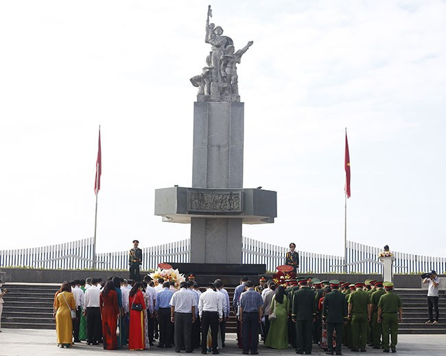 Dâng hoa tại Tượng đài Chiến thắng. Ảnh: H.P