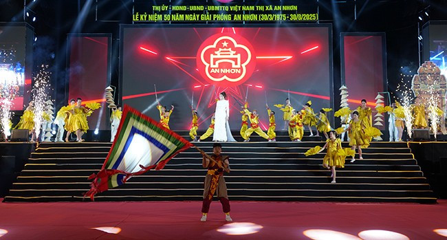 Tiết mục văn nghệ tại lễ kỷ niệm. Ảnh: N.H
