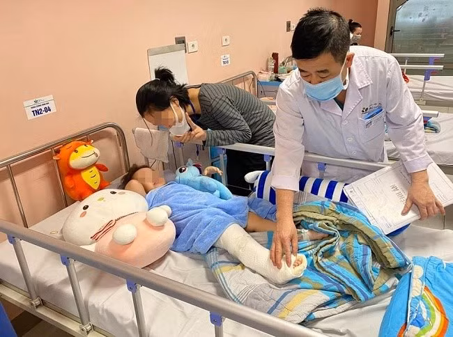 Bệnh nhi đang được chăm sóc tại bệnh viện. - Ảnh: VGP