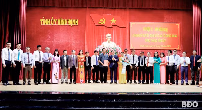 Bí thư Tỉnh ủy Hồ Quốc Dũng trao Quyết định, tặng hoa, chúc mừng Ban Chấp hành Đảng bộ các cơ quan Đảng tỉnh nhiệm kỳ 2020 - 2025 ra mắt nhận nhiệm vụ. Ảnh: N.H