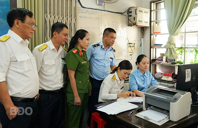 Đoàn công tác liên ngành của TP Quy Nhơn kiểm tra việc áp dụng hóa đơn điện tử khởi tạo từ máy tính tiền của một cơ sở kinh doanh lưu trú trên địa bàn thành phố. Ảnh: T.SỸ Đoàn công tác liên ngành của TP Quy Nhơn kiểm tra việc áp dụng hóa đơn điện tử khởi tạo từ máy tính tiền của một cơ sở kinh doanh lưu trú trên địa bàn thành phố. Ảnh: T.SỸ