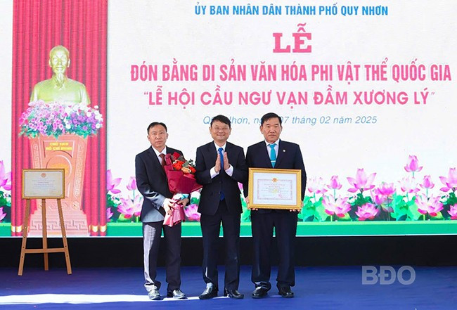Phó Chủ tịch UBND tỉnh Nguyễn Tự Công Hoàng (giữa) trao bằng khen của UBND tỉnh cho cán bộ, nhân dân xã Nhơn Lý trong bảo tồn, phát huy giá trị di sản văn hóa phi vật thể quốc gia Lễ hội cầu ngư vạn đầm Xương Lý.