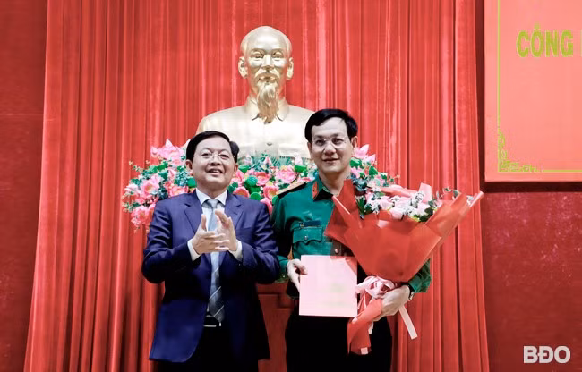 Bí thư Tỉnh ủy Hồ Quốc Dũng trao quyết định của Ban Bí thư, tặng hoa chúc mừng đồng chí Ngô Cự Vinh tham gia Ban Chấp hành Đảng bộ tỉnh nhiệm kỳ 2020 - 2025. Ảnh: N.H