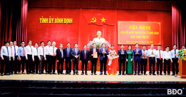 Bí thư Tỉnh ủy Hồ Quốc Dũng trao Quyết định, tặng hoa, chúc mừng Ban Chấp hành Đảng bộ UBND tỉnh nhiệm kỳ 2020 - 2025 ra mắt nhận nhiệm vụ. Ảnh: N.H