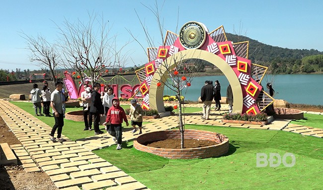 Điểm chek-in bên bờ hồ A. Ảnh: XUÂN DŨNG