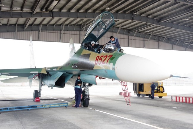 Phi công và nhân viên kỹ thuật Trung đoàn 925 sẵn sàng cho chuyến bay đầu Xuân.