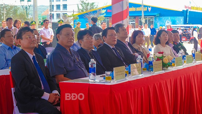 Lãnh đạo tỉnh và đại biểu dự buổi lễ.