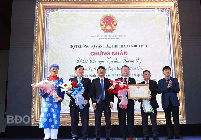 Phó Cục trưởng Cục Di sản văn hóa (Bộ VH&TT) Nông Quốc Thành (bìa phải) và Phó Chủ tịch UBND tỉnh Nguyễn Tự Công Hoàng (thứ 3 từ trái sang) trao Bằng chứng nhận Di sản văn hóa phi vật thể cấp quốc gia Lễ hội cầu ngư vạn đầm Xương Lý cho lãnh đạo UBND TP Quy Nhơn, UBND xã Nhơn Lý và Vạn đầm Xương Lý.