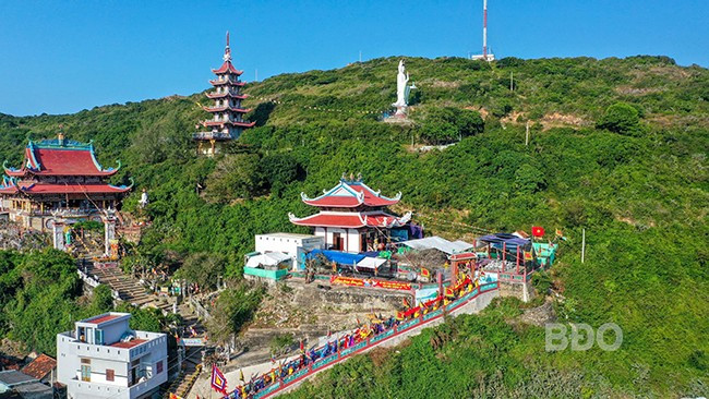 Sau nhiều lần trùng tu, tôn tạo, đến nay Lăng Ông Nam Hải vạn đầm Xương Lý tọa lạc trên triền núi Đơn, ở thôn Lý Chánh, xã Nhơn Lý đã khang trang hơn.