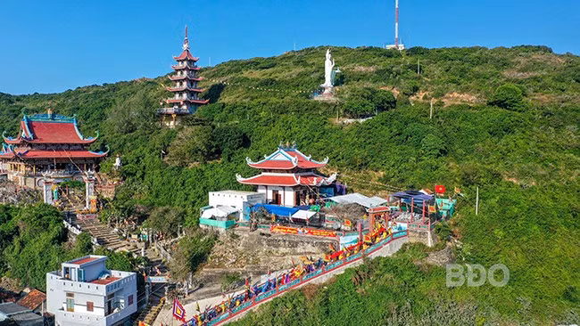 Sau nhiều lần trùng tu, tôn tạo, đến nay Lăng Ông Nam Hải vạn đầm Xương Lý tọa lạc trên triền núi Đơn, ở thôn Lý Chánh, xã Nhơn Lý đã khang trang hơn.