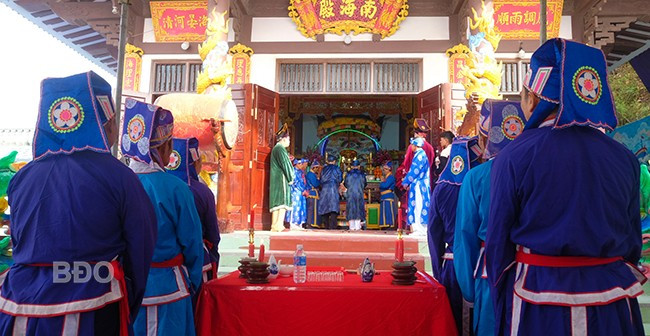 Thực hiện nghi lễ tế thần Nam Hải sau khi rước thần về Lăng Ông Nam Hải.