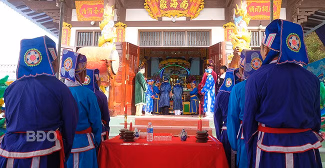 Thực hiện nghi lễ tế thần Nam Hải sau khi rước thần về Lăng Ông Nam Hải.