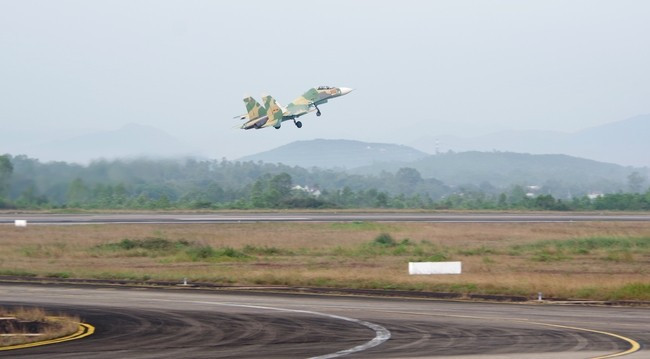Máy bay Su-27 của Trung đoàn 925 cất cánh thực hiện chuyến bay đầu Xuân.
