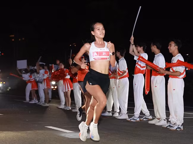 Phạm Thị Hồng Lệ về đích đầu tiên ở nội dung 42 km nữ tại giải Viettel Marathon 2024 tổ chức ở Angkor Wat (Campuchia). Ảnh: NVCC