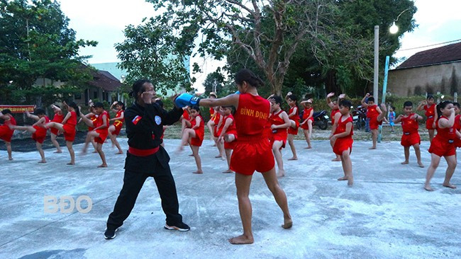 Lớp võ cổ truyền do võ sư Hồng Kha mở tại xã Phước An (huyện Tuy Phước) thu hút đông đảo võ sinh trẻ luyện tập. Ảnh: KIỀU VY