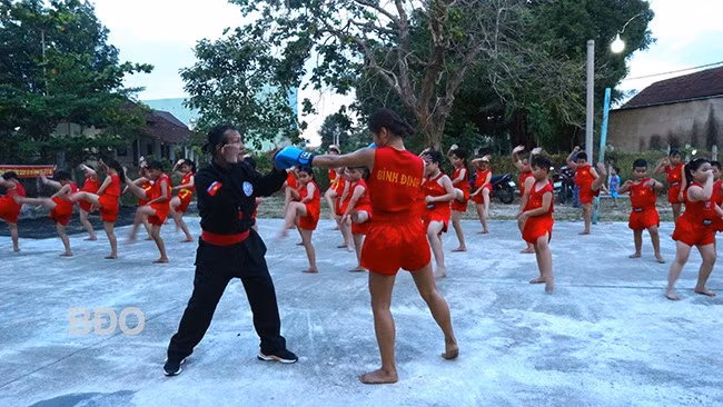 Lớp võ cổ truyền do võ sư Hồng Kha mở tại xã Phước An (huyện Tuy Phước) thu hút đông đảo võ sinh trẻ luyện tập. Ảnh: KIỀU VY