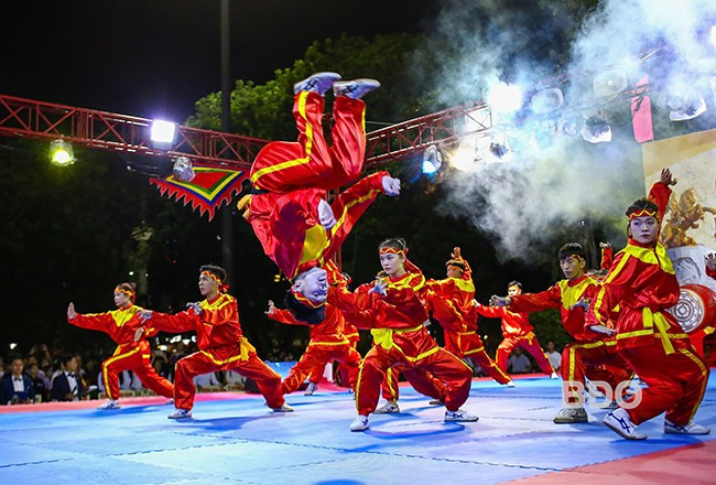 Nhiều tiết mục võ thuật được dàn dựng mang đậm tính truyền thống, do các võ sinh võ cổ truyền biểu diễn để lại ấn tượng mạnh với khán giả và du khách. Ảnh: NGUYỄN DŨNG