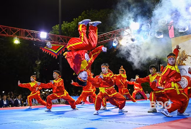 Nhiều tiết mục võ thuật được dàn dựng mang đậm tính truyền thống, do các võ sinh võ cổ truyền biểu diễn để lại ấn tượng mạnh với khán giả và du khách. Ảnh: NGUYỄN DŨNG