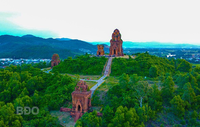 Tháp Bánh Ít. Ảnh: NGỌC NHUẬN