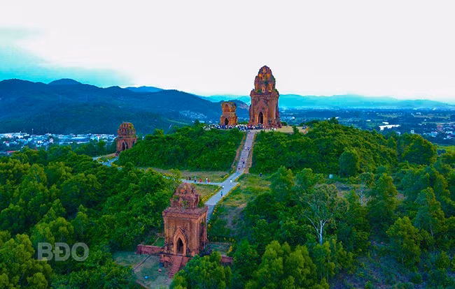 Tháp Bánh Ít. Ảnh: NGỌC NHUẬN