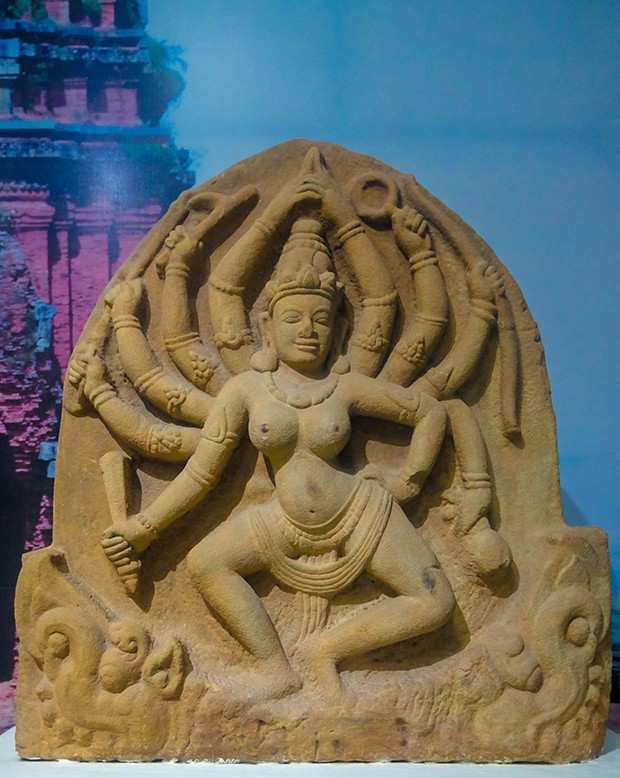 Phù điêu nữ thần Mahishasura Mardini có niên đại đầu thế kỷ XII, được Thủ tướng Chính phủ công nhận bảo vật quốc gia năm 2015 - hiện đang lưu giữ, trưng bày tại Bảo tàng tỉnh phục vụ công chúng tham quan, tìm hiểu, nghiên cứu. Ảnh: NGỌC NHUẬN