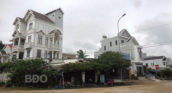 Những căn nhà đồ sộ, khang trang trở nên quen thuộc tại làng biển Thiện Chánh, Tân Thành. Ảnh: V.L Những căn nhà đồ sộ, khang trang trở nên quen thuộc tại làng biển Thiện Chánh, Tân Thành. Ảnh: V.L