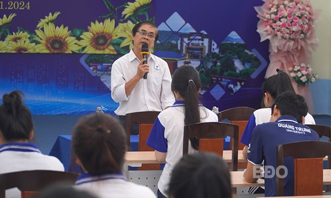 Chia sẻ kiến thức về sức khỏe sinh sản và tình dục an toàn cho sinh viên. Ảnh: H.T