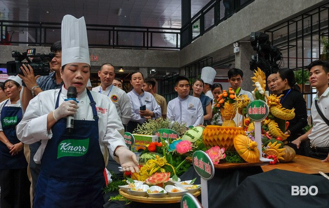 Thuyết trình món ăn dự thi. Ảnh: ĐOAN NGỌC Thuyết trình món ăn dự thi. Ảnh: ĐOAN NGỌC