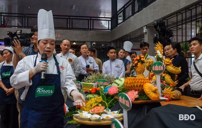 Thuyết trình món ăn dự thi. Ảnh: ĐOAN NGỌC