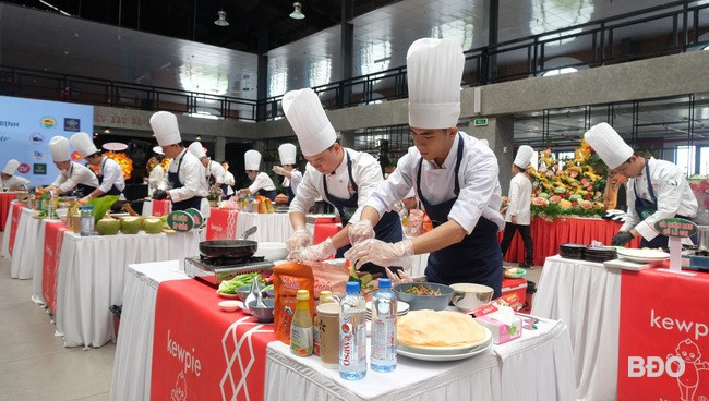 Đầu bếp các đội thi khéo léo chế biến các món ăn. Ảnh: ĐOAN NGỌC Đầu bếp các đội thi khéo léo chế biến các món ăn. Ảnh: ĐOAN NGỌC