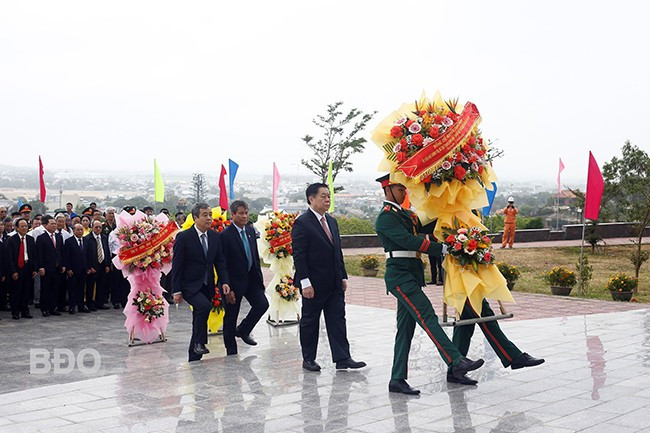 Đồng chí Nguyễn Trọng Nghĩa - Ủy viên Bộ Chính trị, Bí thư Trung ương Đảng, Trưởng Ban Tuyên giáo và Dân vận Trung ương, dâng hoa trước tượng đài Chiến thắng Núi Bà.