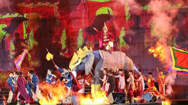 Tiết mục văn nghệ “Âm vang miền đất Võ” mở màn Lễ kỷ niệm, với sự tham gia biểu diễn của nhóm MTV, vũ đoàn TRE, sinh viên Trường ĐH Quy Nhơn, CLB tài năng trẻ Bình Định... Ảnh: NGUYỄN DŨNG Tiết mục văn nghệ “Âm vang miền đất Võ” mở màn Lễ kỷ niệm, với sự tham gia biểu diễn của nhóm MTV, vũ đoàn TRE, sinh viên Trường ĐH Quy Nhơn, CLB tài năng trẻ Bình Định... Ảnh: NGUYỄN DŨNG