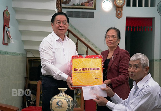 Đồng chí Nguyễn Trọng Nghĩa (bên trái) tặng quà cho Anh hùng lực lượng vũ trang Lê Bá Thọ. Ảnh: N.HÂN