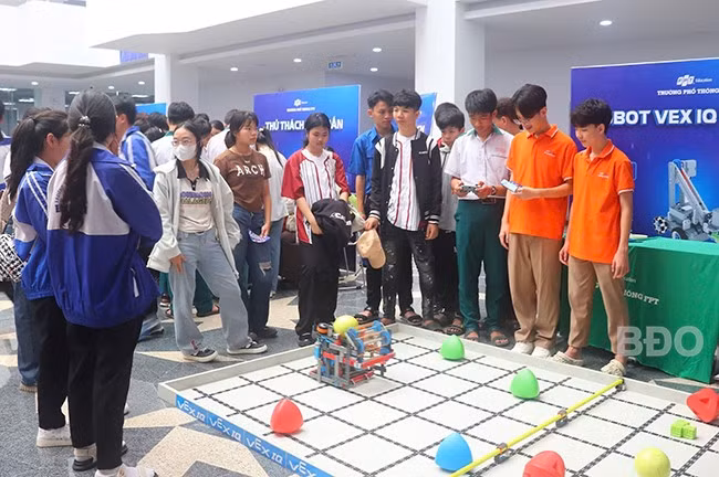 Các em học sinh THCS tham gia trải nghiệm tại các gian hàng thực tế. Ảnh: HỒ ĐIỂM