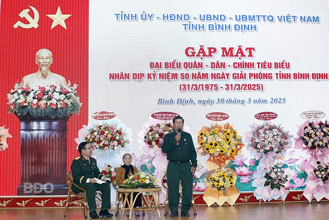 CCB Võ Lụa kể lại những kỷ niệm một thời hoa lửa khi trực tiếp tham gia chiến đấu giải phóng thị xã Quy Nhơn năm 1975. Ảnh: H.P