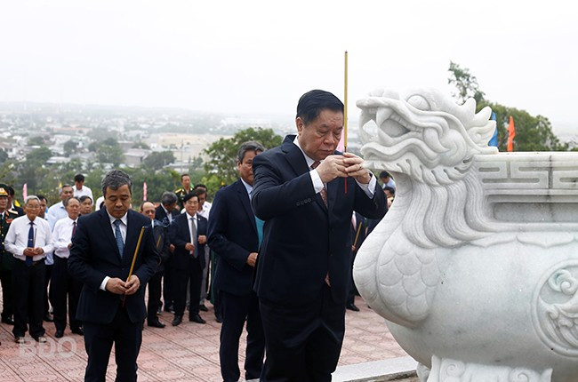 Đồng chí Nguyễn Trọng Nghĩa - Ủy viên Bộ Chính trị, Bí thư Trung ương Đảng, Trưởng Ban Tuyên giáo và Dân vận Trung ương, dâng hương tại Đền thờ anh hùng liệt sĩ tại Khu di tích lịch sử và thắng cảnh Khu căn cứ Núi Bà.