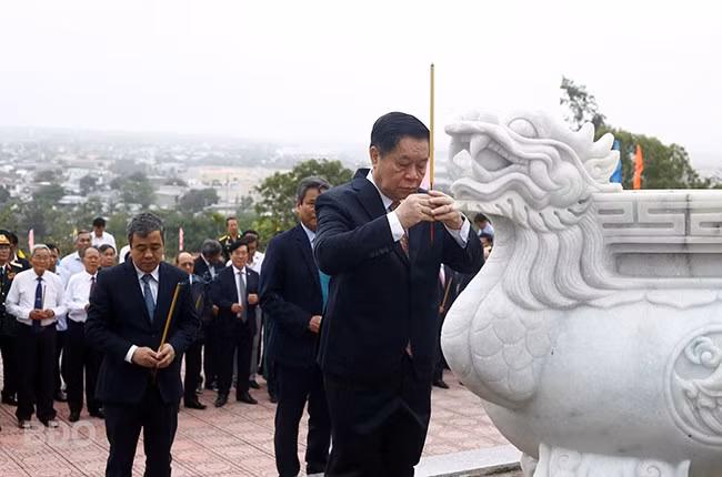 Đồng chí Nguyễn Trọng Nghĩa - Ủy viên Bộ Chính trị, Bí thư Trung ương Đảng, Trưởng Ban Tuyên giáo và Dân vận Trung ương, dâng hương tại Đền thờ anh hùng liệt sĩ tại Khu di tích lịch sử và thắng cảnh Khu căn cứ Núi Bà.