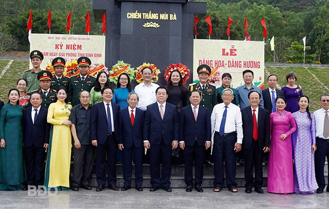 Các đồng chí lãnh đạo Trung ương và tỉnh chụp ảnh lưu niệm trước tượng đài Chiến thắng Núi Bà.