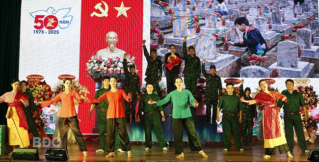 Chương trình nghệ thuật tái hiện lịch sử hào hùng. Ảnh: H.P