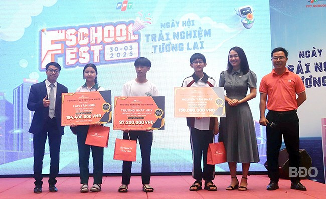 Trường THPT FPT Quy Nhơn tặng học bổng cho các em có thành tích xuất sắc trong học tập. Ảnh: HỒ ĐIỂM Trường THPT FPT Quy Nhơn tặng học bổng cho các em có thành tích xuất sắc trong học tập. Ảnh: HỒ ĐIỂM