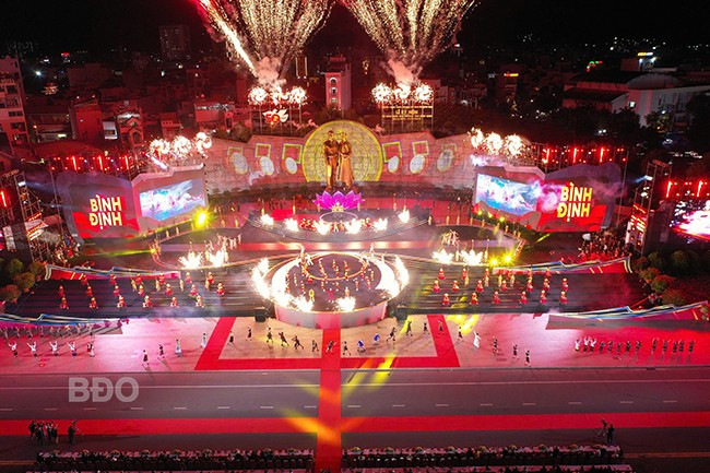 Tiết mục văn nghệ “Âm vang miền đất Võ” mở màn Lễ kỷ niệm, với sự tham gia biểu diễn của nhóm MTV, vũ đoàn TRE, sinh viên Trường ĐH Quy Nhơn, CLB tài năng trẻ Bình Định... Ảnh: NGUYỄN DŨNG Tiết mục văn nghệ “Âm vang miền đất Võ” mở màn Lễ kỷ niệm, với sự tham gia biểu diễn của nhóm MTV, vũ đoàn TRE, sinh viên Trường ĐH Quy Nhơn, CLB tài năng trẻ Bình Định... Ảnh: NGUYỄN DŨNG