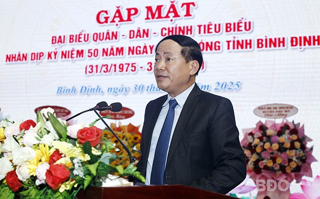 Chủ tịch UBND tỉnh Phạm Anh Tuấn khẳng định buổi gặp mặt là dịp để ôn lại những tháng năm hào hùng của nửa thế kỷ trước, trân trọng và tôn vinh những chặng đường lịch sử vẻ vang mà quân và dân Bình Định đã đi qua. Ảnh: H.P