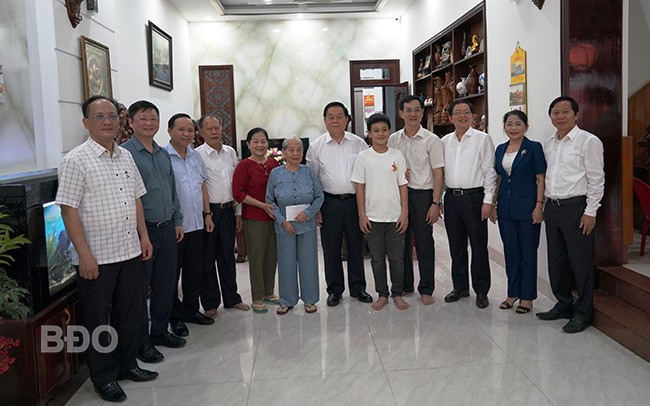 Các đồng chí lãnh đạo Trung ương và tỉnh chụp ảnh lưu niệm với Mẹ Việt Nam anh hùng Lê Thị Khương. Ảnh: N. HÂN